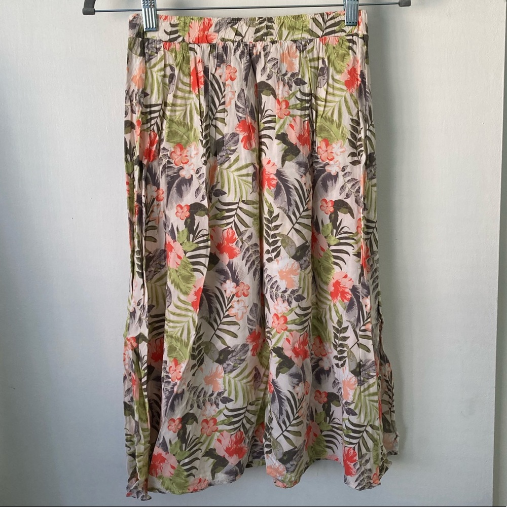 Hollister Tropical Floral Midi Skirt with slit Size: XS